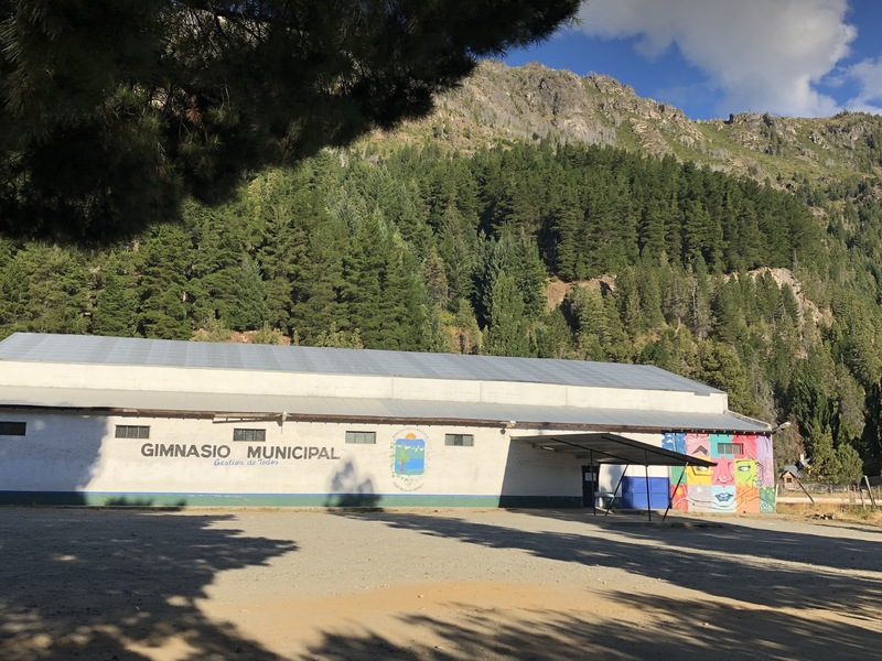 The gym with "unas de las primeras" seen behind the building.