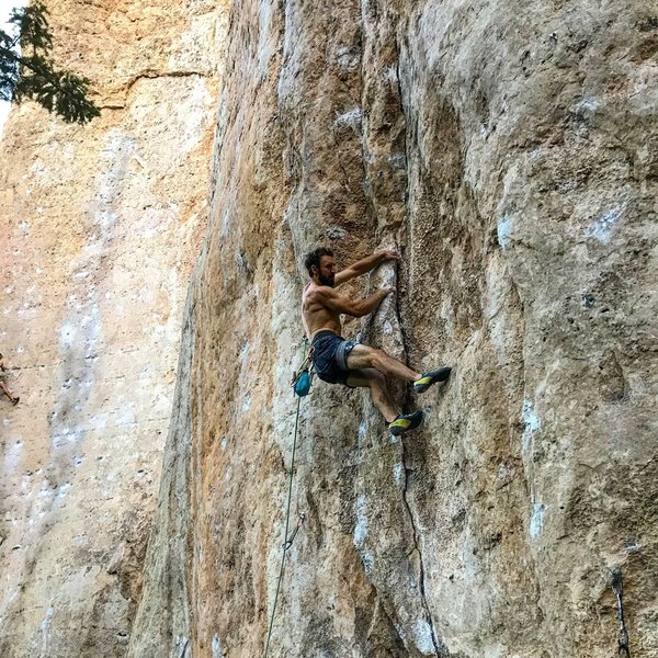 Enjoying the easy intro to Kyberspace (13a/b) before things get real, real fast. 
<br>

<br>
Climber: Kyle Townsend (@dirtysouthclimber)
<br>
Photo: Danielle Maughon (@daniellemaughon)