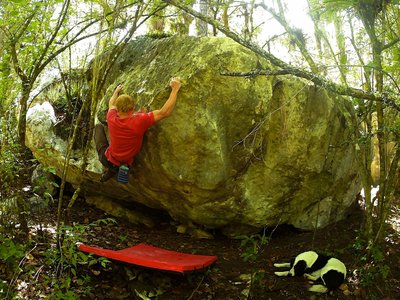 Boulering in the "Castillo del Dragon".
