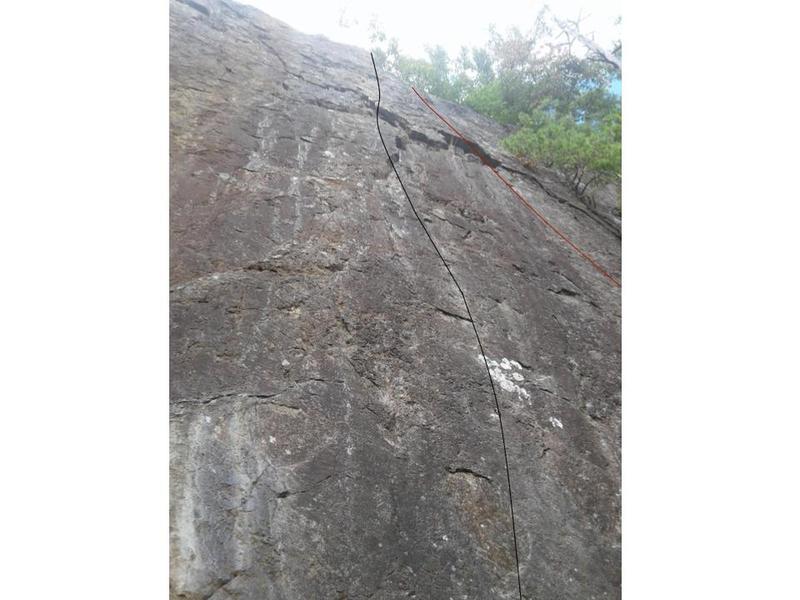 There are two bolt lines, one on the left (black) with newer bolts that starts on the ledge, and another on the right (red) with older bolts that starts below the ledge.