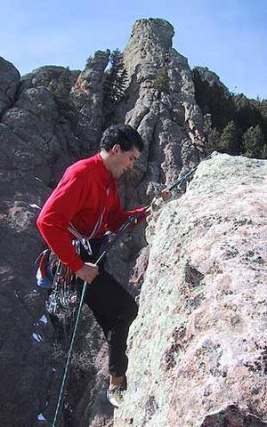 Warren Teissier raps off Der Zerkle.  Behind him are the Shark's Fin and Finger Flatiron.