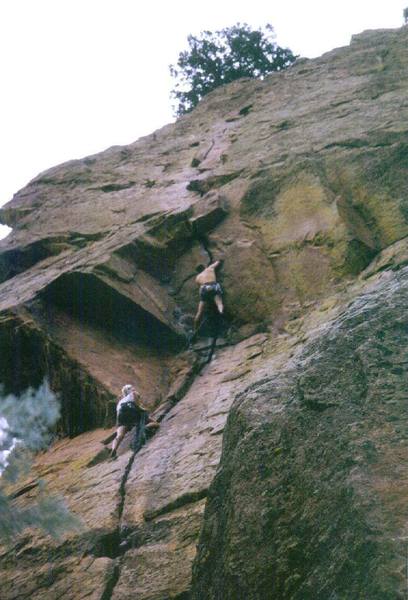 Unknown climbers at the crux. (photo by 'E')