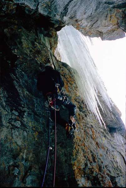 Roy Leggett on the crux of Womb with a View. Photo by Eric Wellborn.