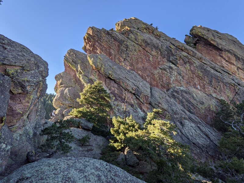 After topping out, scramble left, and you see this pretty big platform.
<br>

<br>
The first bolted rap station is at the notch, where you can see Arthur (in white) getting ready. The next 2 rappels are also bolted, to your right (25') and left (20') respectively