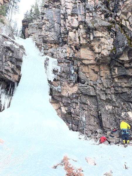 Note the rock in which the third bolt was drilled is gone.