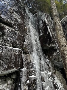 Laceration in thinner but climbable conditions. Easy flow (~WI3) to the right offers access to set a TR for multiple climbs here.