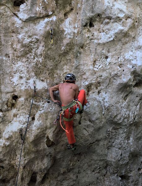 Seba mantling the crux on Pareja Plástica