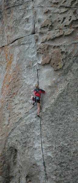 unknown climber leading the beautifulo classic 5.7 <br>
intruding dike.  