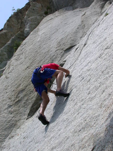 Lee seeks for friction while he moves his hands up the thin finger crack.